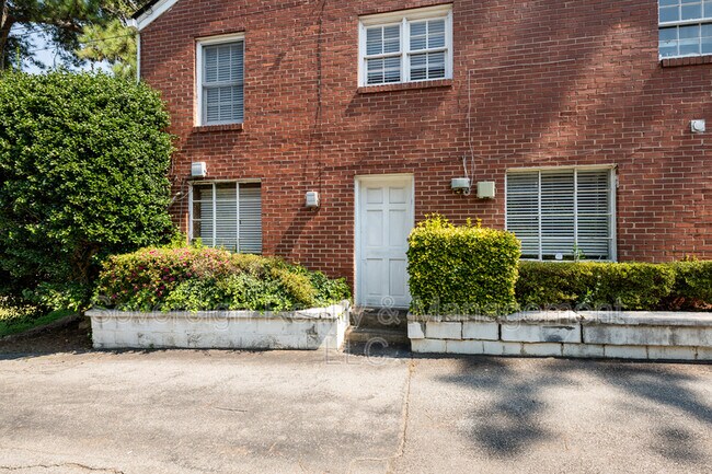 Building Photo - 1205 Spring Valley Ln NE