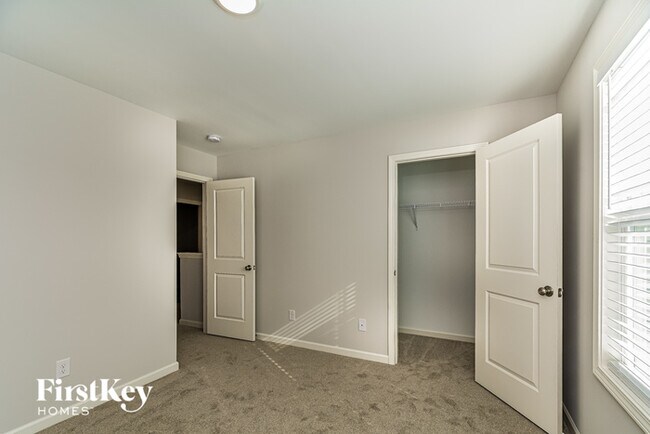 Building Photo - 135 Hillview Dr