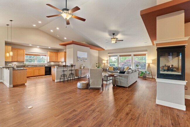 Building Photo - NW Grants Pass, Class, Style and Views!!!