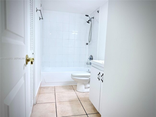 Building Photo - 9310 Fontainebleau Blvd