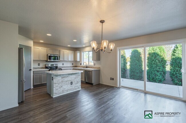 Building Photo - 4 Bed 2 Bath home for rent