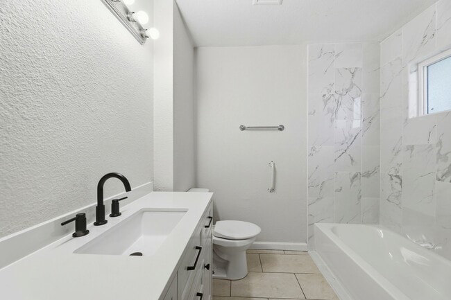 Building Photo - FULLY REMODELED MODERN SPACIOUS TOWNHOUSE!!!