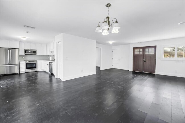 Building Photo - 3216 Pine Haven Dr