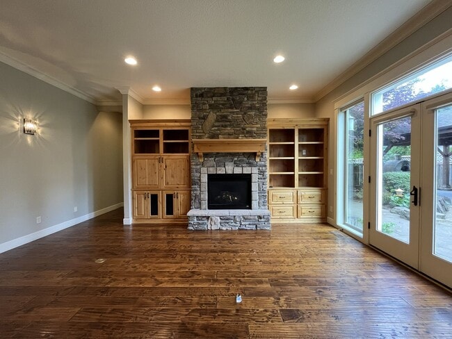 Building Photo - Luxury 5 Bedroom Home with Soaking Tub, Chef’s Kitchen & Expansive Primary Suite