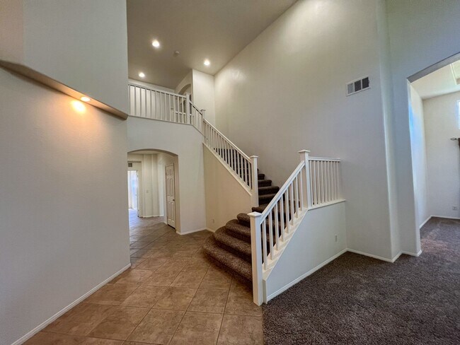 Building Photo - Spacious 4 Bedroom 3 Bathroom Home with 3 ...