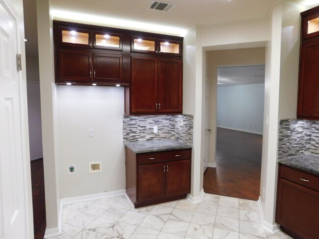 Building Photo - 1301 Leah Ln