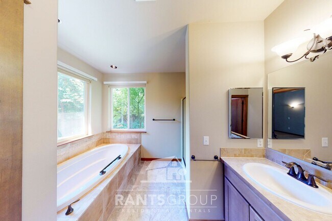Building Photo - Beautiful Home in Hawks Prairie