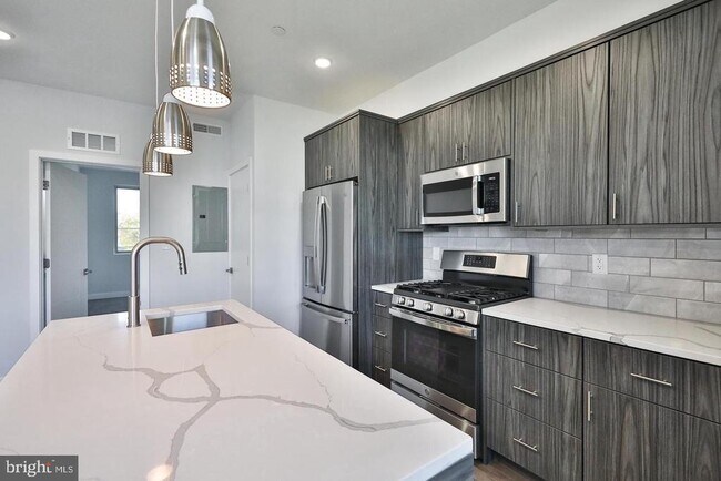 Building Photo - 1939 N Darien St