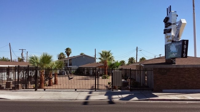 Primary Photo - Palm Piazza Apartments