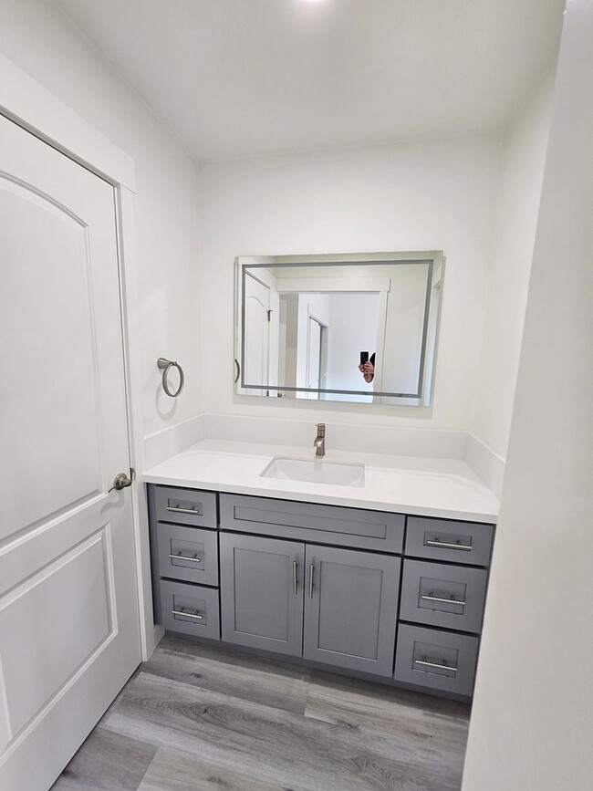 Building Photo - Gorgeous COMLETELY RENOVATED 3 Bed/2.5 Bat...