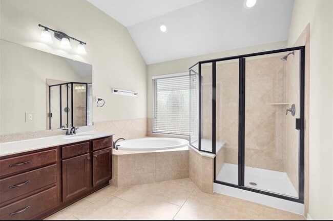 Building Photo - 2513 Golfcrest Dr