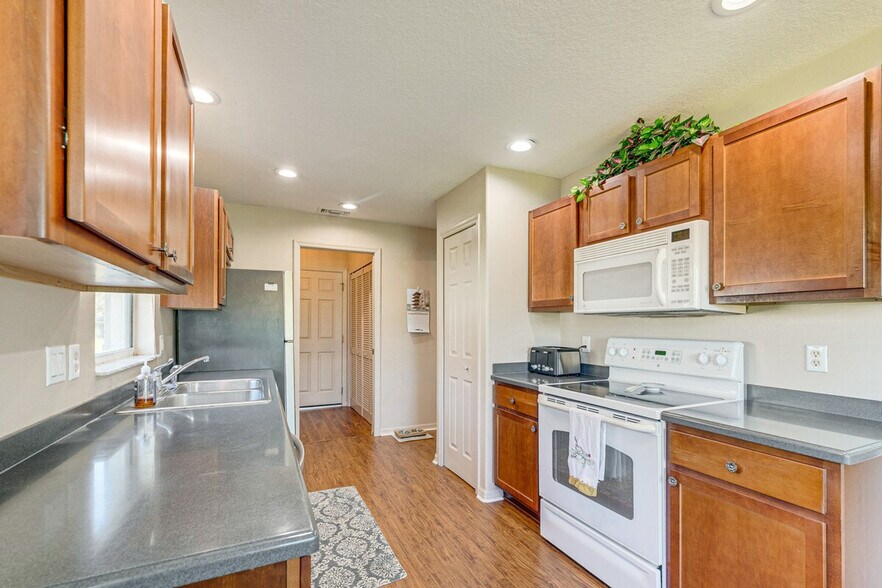 Building Photo - 15870 SW 16th Avenue Rd