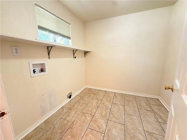 Building Photo - 3236 Reine Ave