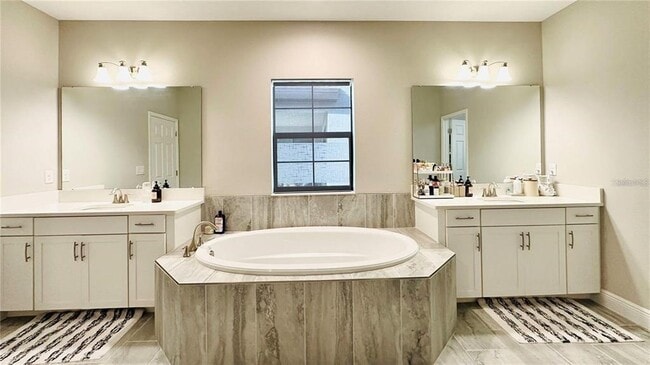 Building Photo - 12661 Oak Hill Way