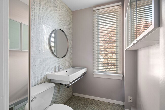 Building Photo - Incredible Rittenhouse Home
