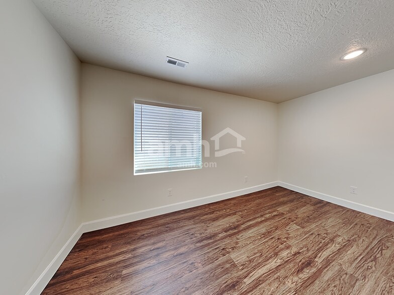 Building Photo - 1187 N Golden Spoke Dr