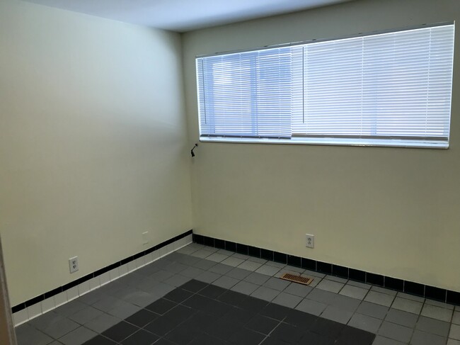 Building Photo - Two-Bedroom in Salt Lake!