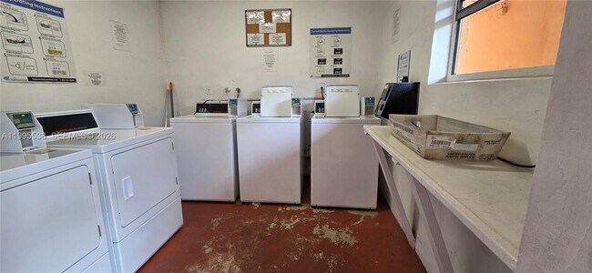 Building Photo - 3800 SW 102nd Ave