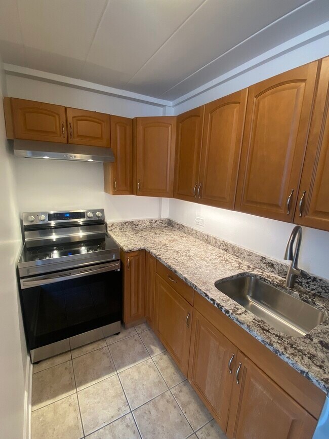Building Photo - 6160 N Damen Ave
