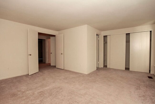 Building Photo - Fantastic 3br End-Unit Town Home in highly sought Silver Spring Neighborhood - Ready mid-June