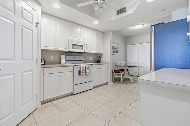 Building Photo - 8921 Lake Dr