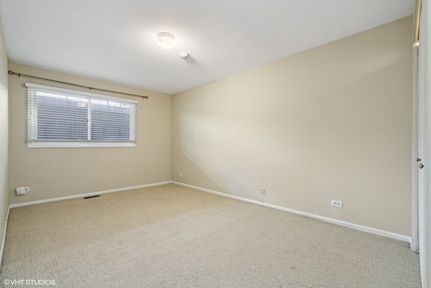 Building Photo - 1340 N La Salle Dr