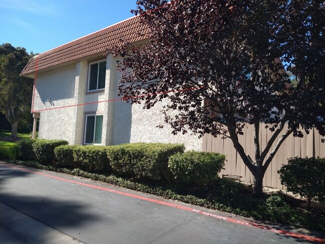 Building Photo - ALL UTILITIES INCLUDED! 3 Bed / 1 Bath Remodeled Condo/Duplex at Tanglewood