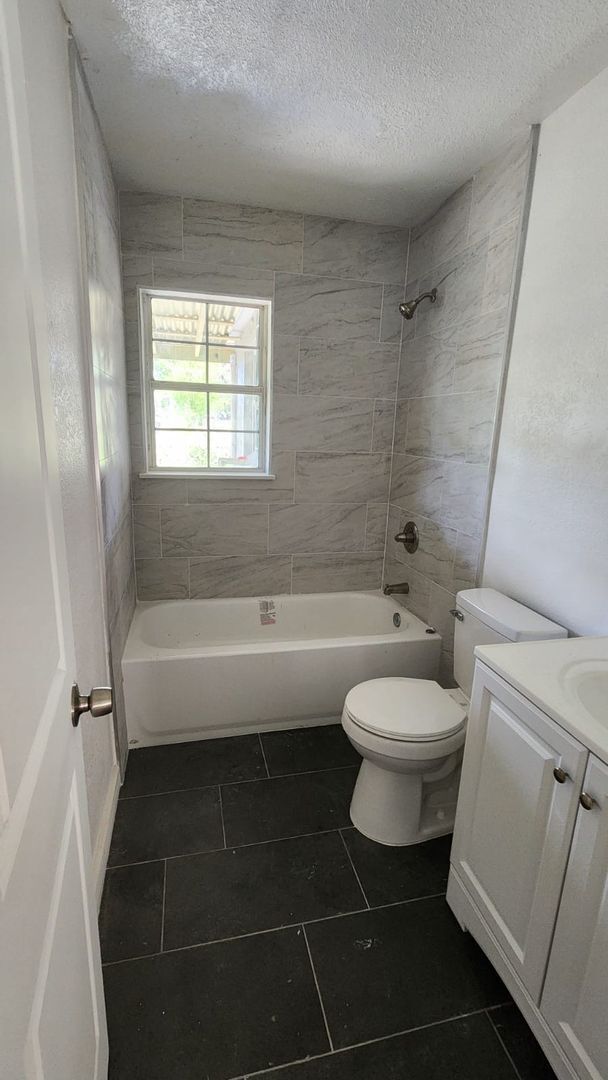 Building Photo - Renovated 4/2 Home Tampa Available Now