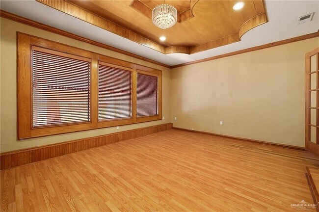 Building Photo - 604 Crystal Dr