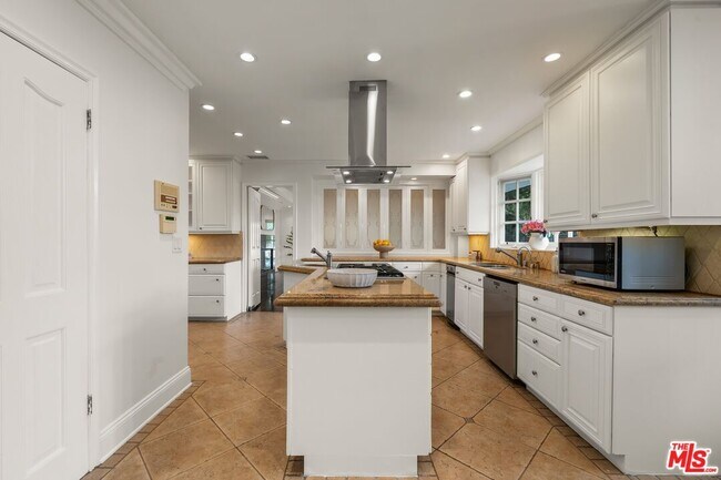Building Photo - 9023 Alto Cedro Dr