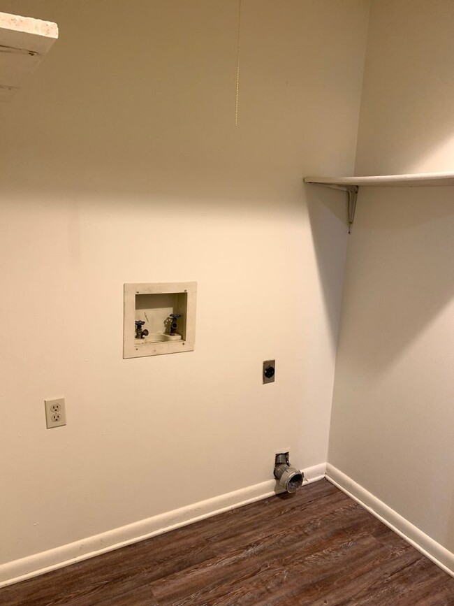 Building Photo - 3 Bed/1.5 Bath Near Fox Meadow Schools!