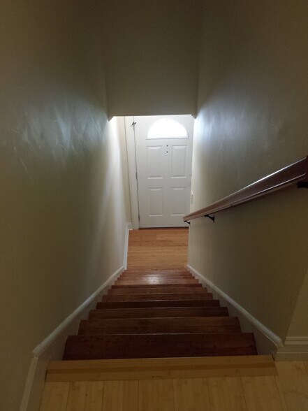 stairs with railing - 536 Green St