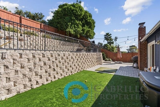 Building Photo - 2047 Finch Ln