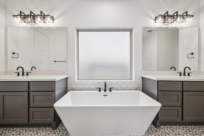 Building Photo - 17471 Bayflower