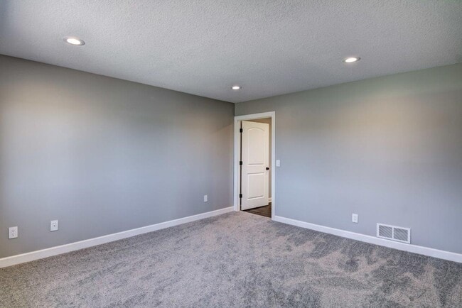 Building Photo - 3 Bedroom Town Home, Association Maintaine...