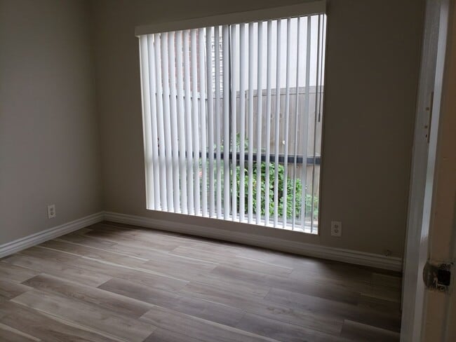 Building Photo - Great 3-bedroom, 2 bath home in Tustin Mea...