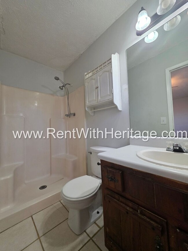 Building Photo - Amazing 3 Bedroom/ 2 Bath Home / Spacious Livingroom /  Flex Room / 1/2 Acre / Fenced Yard / Grea...