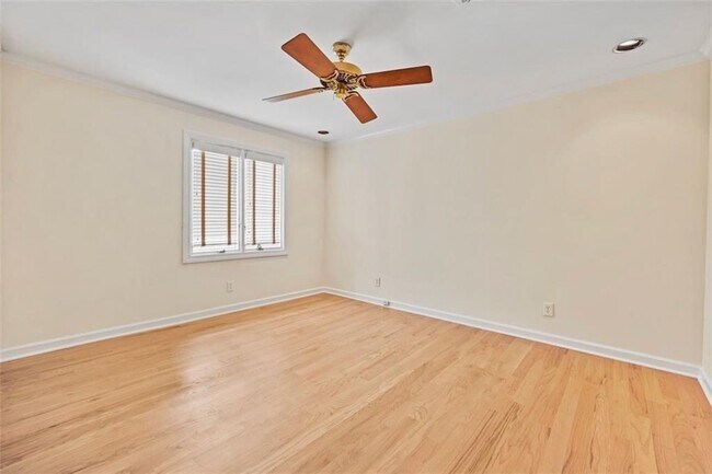 Building Photo - 11 Paces W Dr NW