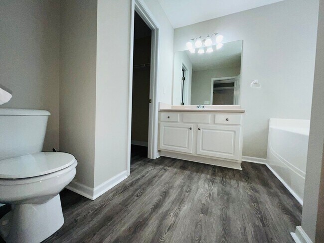 Building Photo - Northgate district! 4 bed/2.5 full bath, newly renovated, large lot, approx 2500 sqft, 2 car gara...