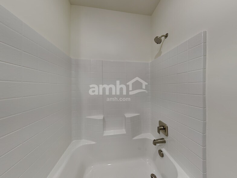 Building Photo - 1366 N Barkvine Ave