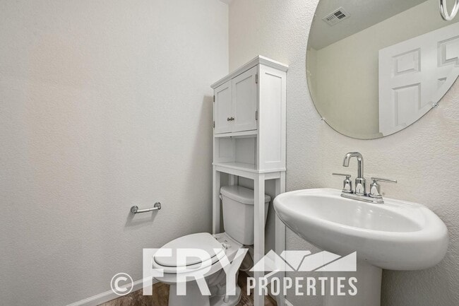 Building Photo - 3BR Home w/ Attached Garage + Easy Commute to Denver & DIA
