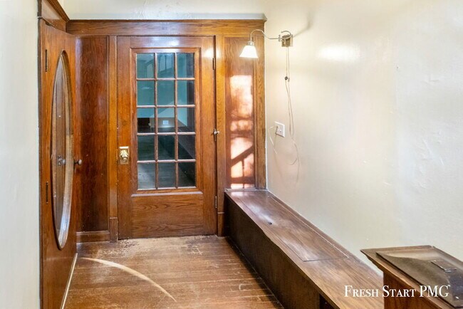 Building Photo - Spacious 3-Bedroom Haven with Sunroom & Wa...