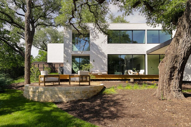 Building Photo - 2106 Matthews Dr