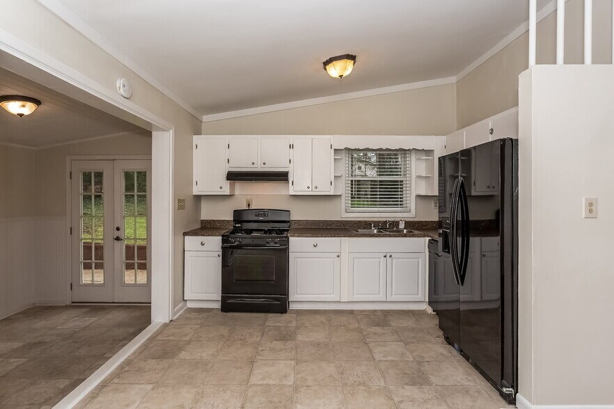 Building Photo - 2432 Woodacres Rd NE