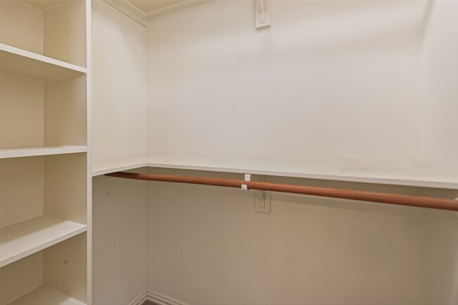 Building Photo - 2210 Bywater Dr