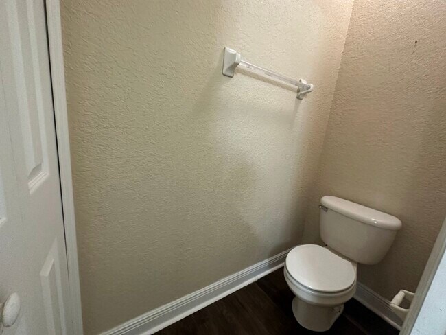 Building Photo - 2211 Pine Oaks Tr