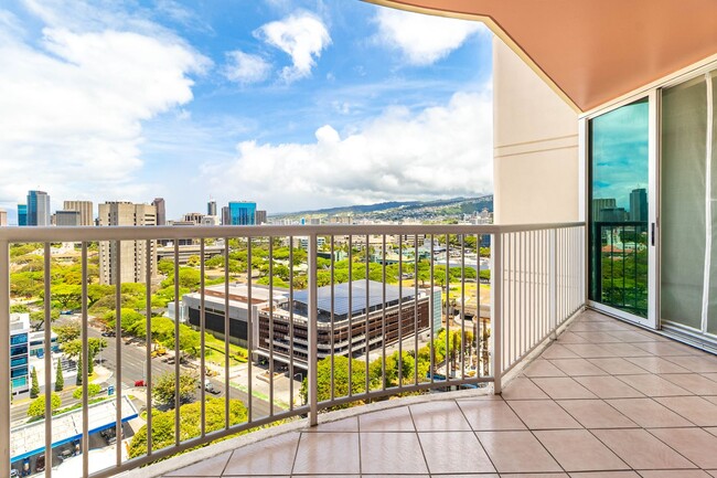 Primary Photo - Beautiful Honolulu views from this bright ...