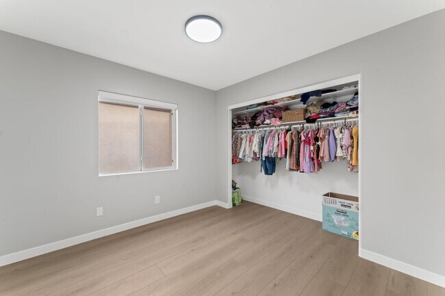 Building Photo - "Charming 4-Bedroom Santa Clarita Home with Fireplace – Spacious 2,623 Sq. Ft. Retreat!"