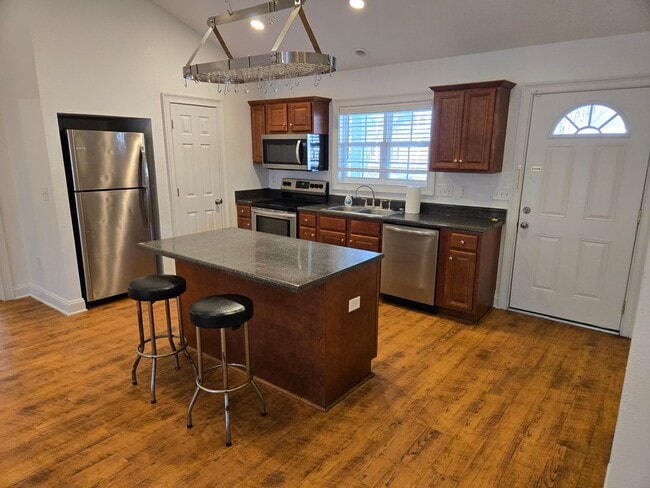 Building Photo - 802 W Longleaf Dr
