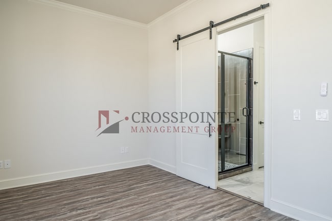 Building Photo - Luxury 3 bedroom, 3.5 Bath, 2 Car Garage Townhome- Fully Furnished!